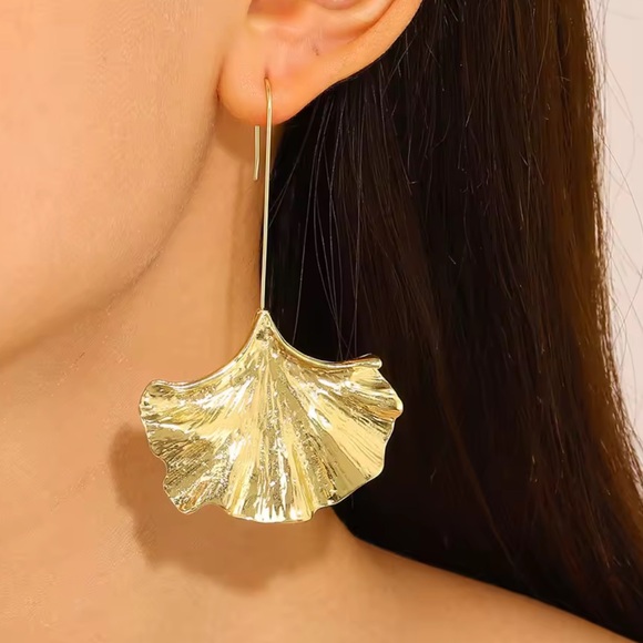 NEW ZARA  Gold Leaf Earrings - Picture 3 of 13